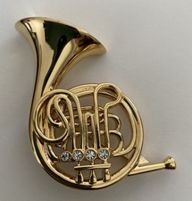 Waldhorn Brosche Schmuck Musikinstrument Brosche von Cabouchon 90er. Jahre Super