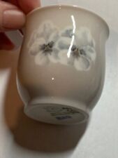 B&G Vase, Bing & Grondahl Denmark hellgrau & blau Stiefmütterchen Porzellan kleine Vase 6 cm