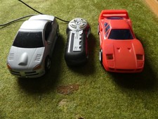 Zwei Plastikautos, 1 x mit Friktion, 1 x mit Batterie , Dach schließt und öffnet