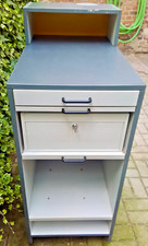 Massiver Schrank mit eingebautem Tresor und Steckdosen