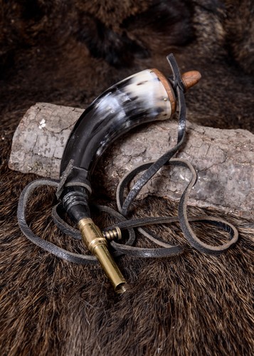 Pulverhorn mit absperrhahn - pulverhorn, aus