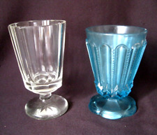 2 unterschiedliche alte antike Fußbecher Glas Becher klar und türkis Pressglas