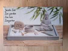 Zen Garten mit Mönchfigur -
