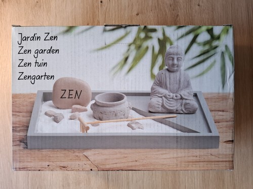 Zen garten mit mönchfigur - zen,
