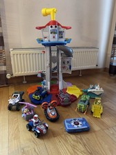 Paw Patrol Zentrale / Turm mit vielen Fahrzeugen und Ryder Phone