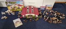 Schleich  Reiterhof mit Reiterin und Pferden Spielzeug (42344) Horse Club