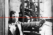 F014776 Mann und Turmuhrwerk
