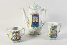 C26L24- Porzellan Kaffeekern 3-teilig reliefiert goldstaffiert 19.Jh