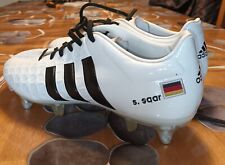 Fußballschuhe mit Eisenstollen und dazugehörigem Schlüssel 