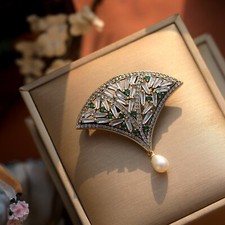 Brosche Golden Spitze