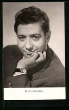 AK Musiker Fred Frohberg im Anzug nachdenklich den Kopf mit der Hand stützend 