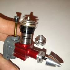 Neuer COX RED SCORPION .049 Modellflugzeug Glühmotor mit Umbaukopf.