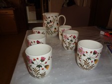 Teeset mit Blumenmuster 6 Becher und Kanne Becher 10 cm hoch Kanne 16,5 cm hoch