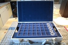 Münzkoffer Alu mit sechs blauen Einlagen