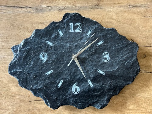 Design wanduhr aus schiefer - aus,