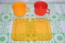 Orginal DDR Plaste Kinderbecher/ Tassen mit Plaste Tablett gelb