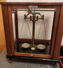 Antike Apothekerwaage Klinikwaage im Holzgehäuse 1A  um 1920