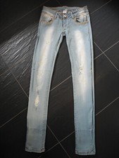 Tolle dünne hellblaue Jeans mit Flicken und Steinchen im super Zustand