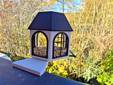 Modernes Vogelhaus aus dem