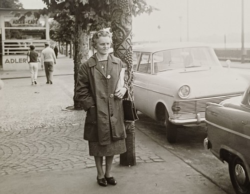 Rüdesheim frau steht - in, der