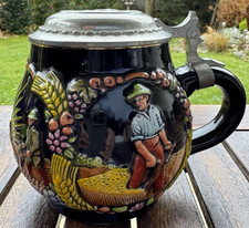 Relief -Bierkrug Krug dunkelblau glänzend mit Zinndeckel Pferdefuhrwerk Bauer