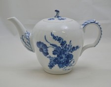 Royal Copenhagen Blaue Blume geschweift  Blue flower curved - Teekanne -