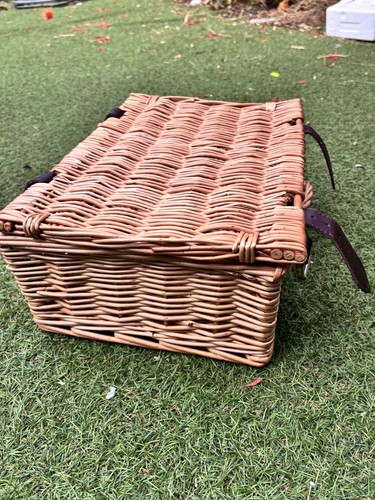 Leerer picknickkorb korb aus - leerer,