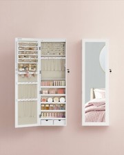 Schmuckschrank hängend