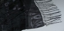 Schwarzer Schal mit Fransen