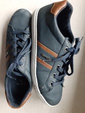 Wenig getragene Sportschuhe