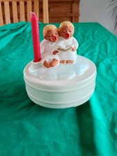 Spieluhr Rot Ceramic, 2 Engel mit Kerze sitzend auf Wolke, Melodie: Stille Nacht