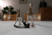 Schleich Pferde, Konvolut Familie mit 2 Pferden und Sattel/Zaumzeug, G16