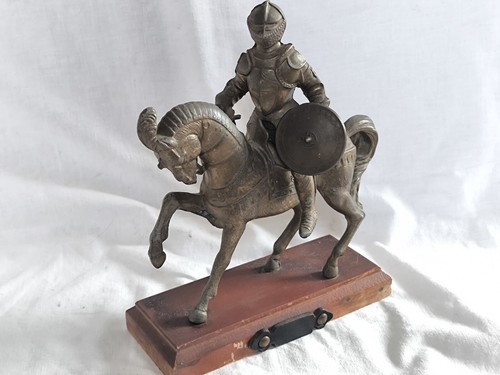 Skulptur ritter auf pferd guss - ritter,