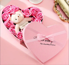 Elegante Geschenkbox Seifenrose in Herzform mit Teddybär - Gravur "I LOVE YOU"