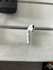 Rechter AirPod mit Case