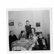 Familie mit Mädchen Baby Oma sitzt am Tisch Puppe Lampe 1940er Vintage Foto 