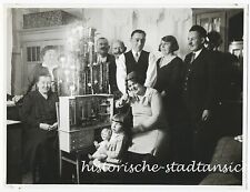 Familie an Weihnachten Christbaum Kind mit Puppe Puppenhaus - Altes Foto 1930er