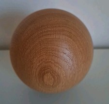 gedrechselte Holzkugel aus