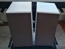 B&W 686 S2 Regallautsprecher mit Wandaufhängung