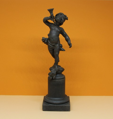 Knabe putto mit horn - knabe,