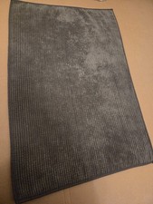 2 flauschige Badematten