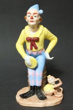 Bunte Clownfigur mit Affe