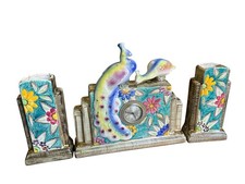 Antike Hubert Bequet Tischuhr mit 2 Vasen Keramik Pfau Blumen Handaufzug 56298