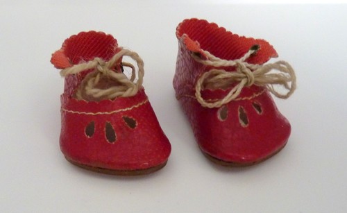 Rote antike puppenschuhe - antike,