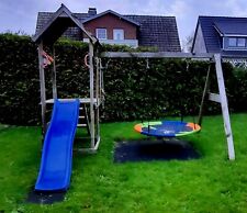 Spielturm mit Rutsche, Schaukel und Fallschutzmatten 