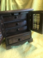 Asiatischer Schmuck Schrank