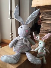 zwei süße Hasen zur