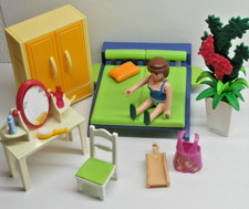 Frau im Schlafzimmer + Möbel