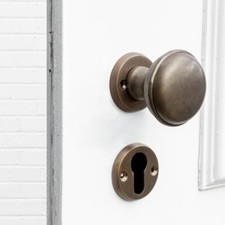 Türbeschlag mit Knauf für Haustüren-Knauf drehbar | PZ | Messing patiniert