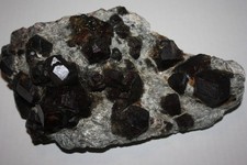 Granat Almandin Großstufe